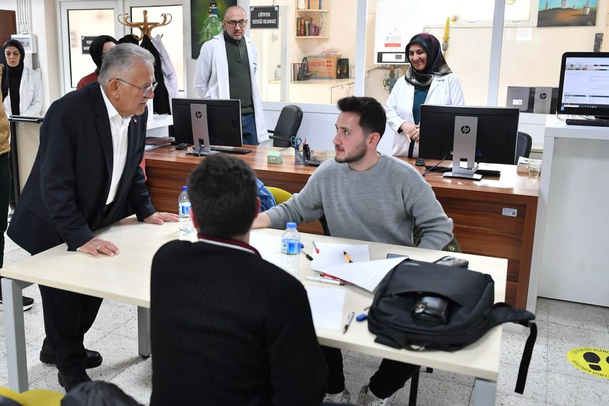 BAŞKAN BÜYÜKKILIÇ, MİMARSİNAN PARKI’NDA VATANDAŞLAR VE ÖĞRENCİLERLE BİR ARAYA GELDİ