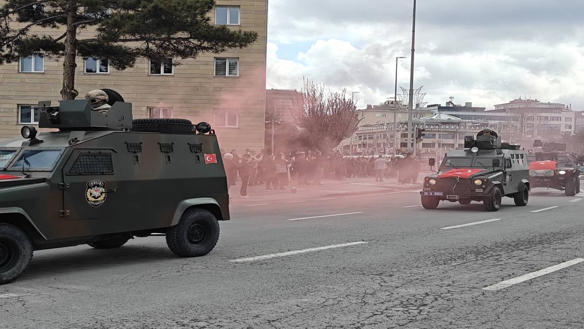 POLİS HAFTASINDA ÖZEL HAREKAT'TAN NEFES KESEN GÖSTERİ