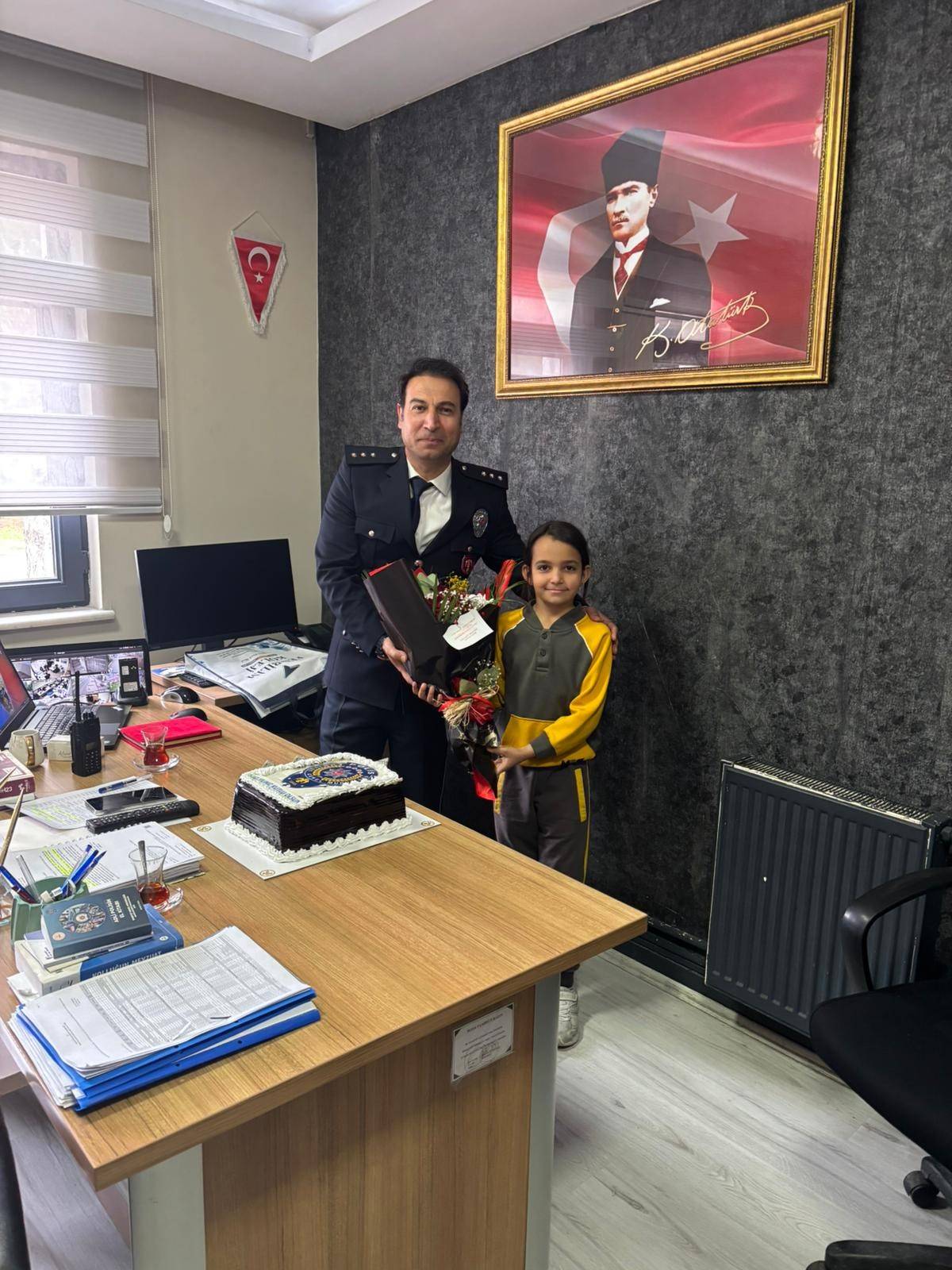 MAHALLE SAKİNLERİNDEN POLİSLERE SÜRPRİZ KUTLAMA