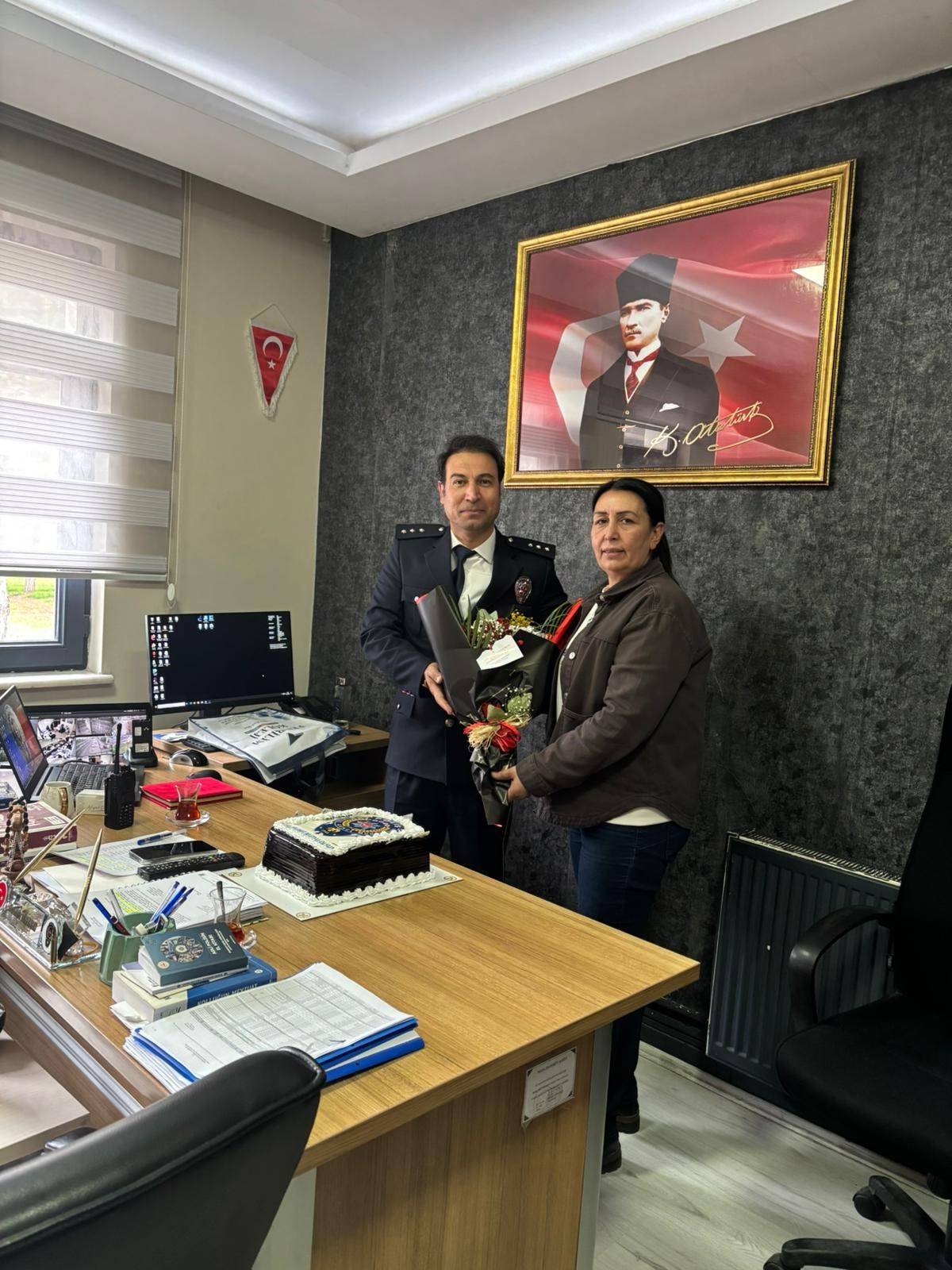 MAHALLE SAKİNLERİNDEN POLİSLERE SÜRPRİZ KUTLAMA