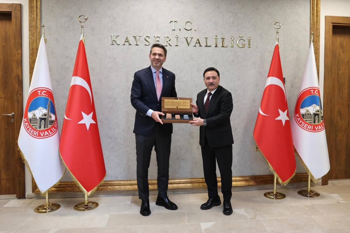 BAKAN BAYRAKTAR VALİ ÇİÇEK'İ ZİYARET ETTİ