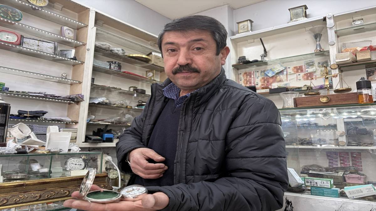 44 YILDIR TARİHİ SAATLERE İNCE AYAR VERİYOR