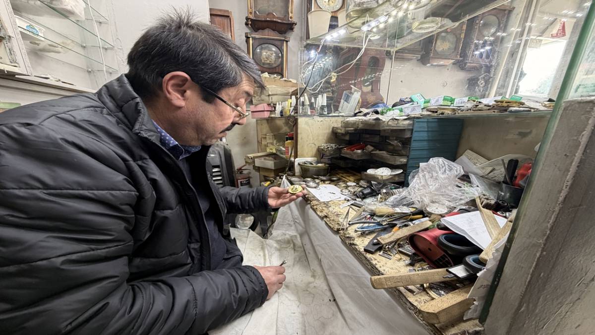 44 YILDIR TARİHİ SAATLERE İNCE AYAR VERİYOR