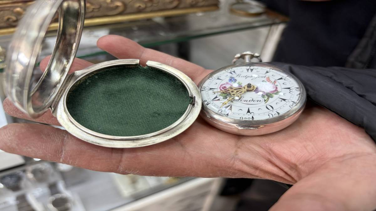 44 YILDIR TARİHİ SAATLERE İNCE AYAR VERİYOR