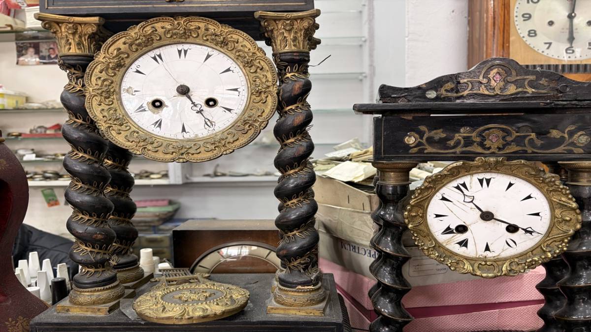 44 YILDIR TARİHİ SAATLERE İNCE AYAR VERİYOR