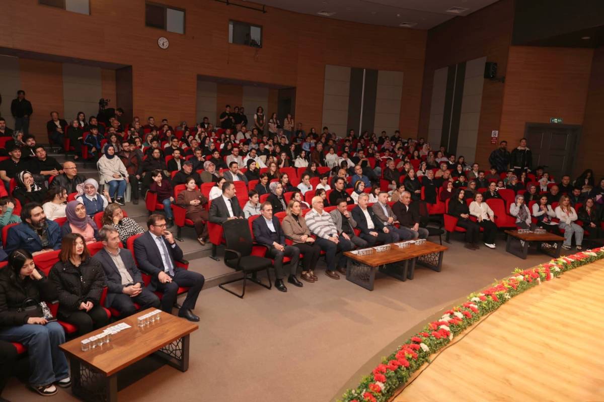 TİYATRO OYUNU BÜYÜK ALKIŞ TOPLADI