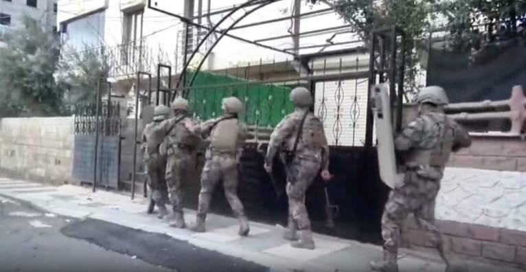 DEAŞ TERÖR ÖRGÜTÜNE 56 İLDE OPERASYON: 525 ŞÜPHELİ YAKALANDI