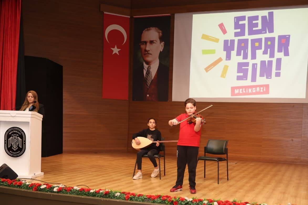 'SEN YAPARSIN MELİKGAZİ'DE BAŞARILI OLAN KÜÇÜK MÜZİSYENLER ÖDÜLLERİNİ ALDI