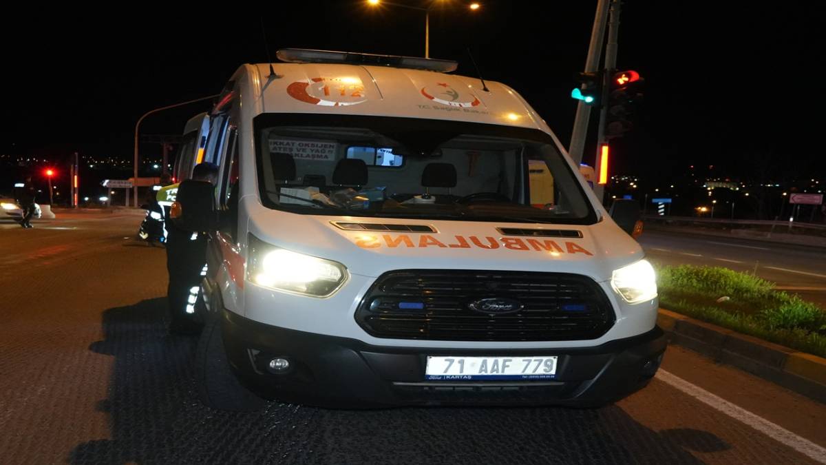 KIRMIZI IŞIK İHLALİ YAPAN SÜRÜCÜ OTOMOBİLE ÇARPTI: 1 YARALI