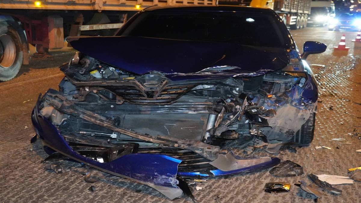 KIRMIZI IŞIK İHLALİ YAPAN SÜRÜCÜ OTOMOBİLE ÇARPTI: 1 YARALI