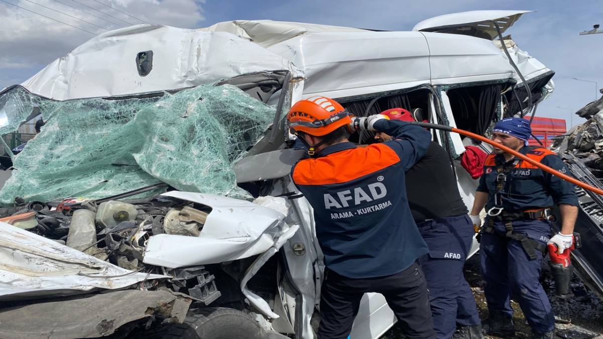 ZİNCİRLEME KAZA: 1'İ AĞIR 5 YARALI