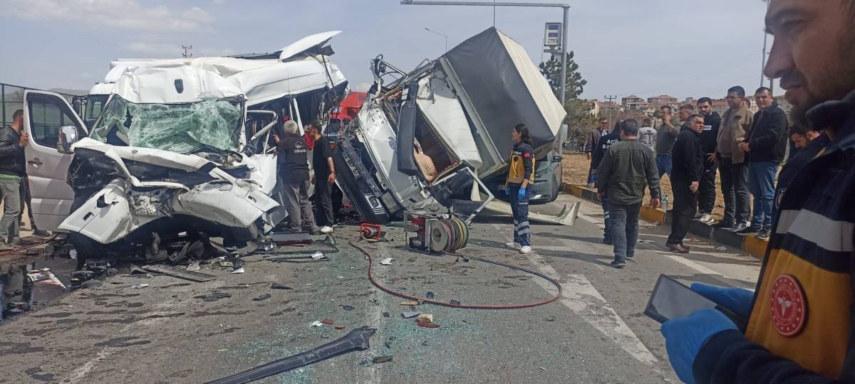 ZİNCİRLEME KAZA: 1'İ AĞIR 5 YARALI