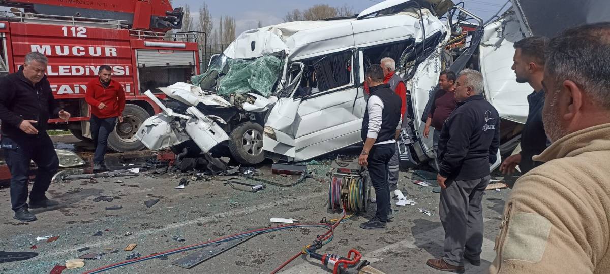 ZİNCİRLEME KAZA: 1'İ AĞIR 5 YARALI