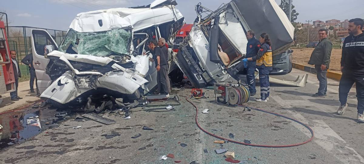 ZİNCİRLEME KAZA: 1'İ AĞIR 5 YARALI