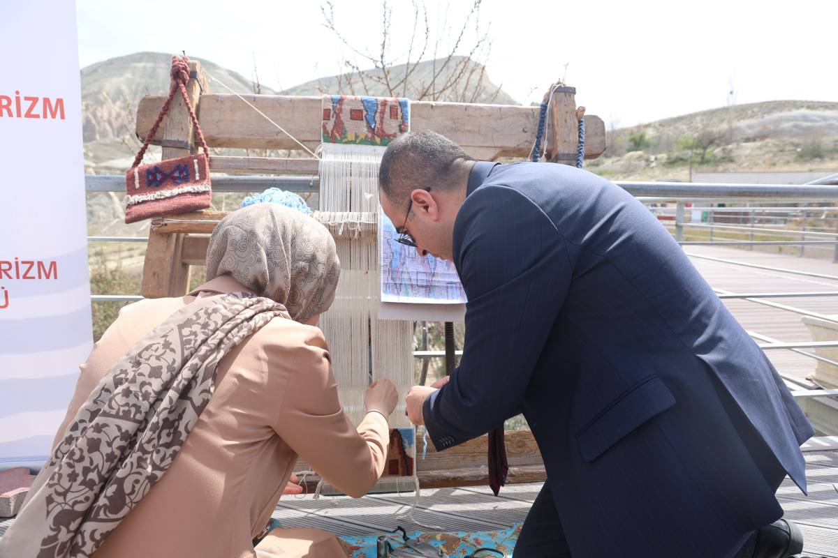 KAPADOKYA'DA TURİSTLER HALI DOKUYUP ÇANAK YAPTI