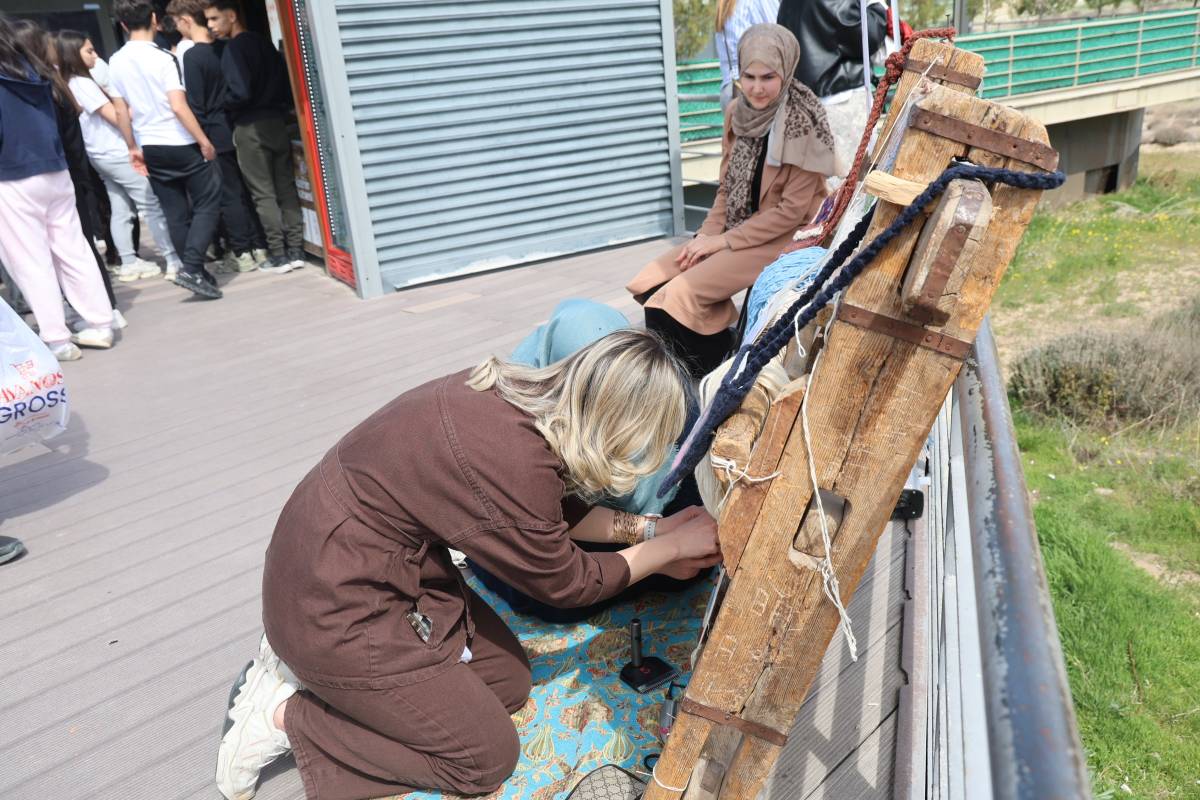 KAPADOKYA'DA TURİSTLER HALI DOKUYUP ÇANAK YAPTI