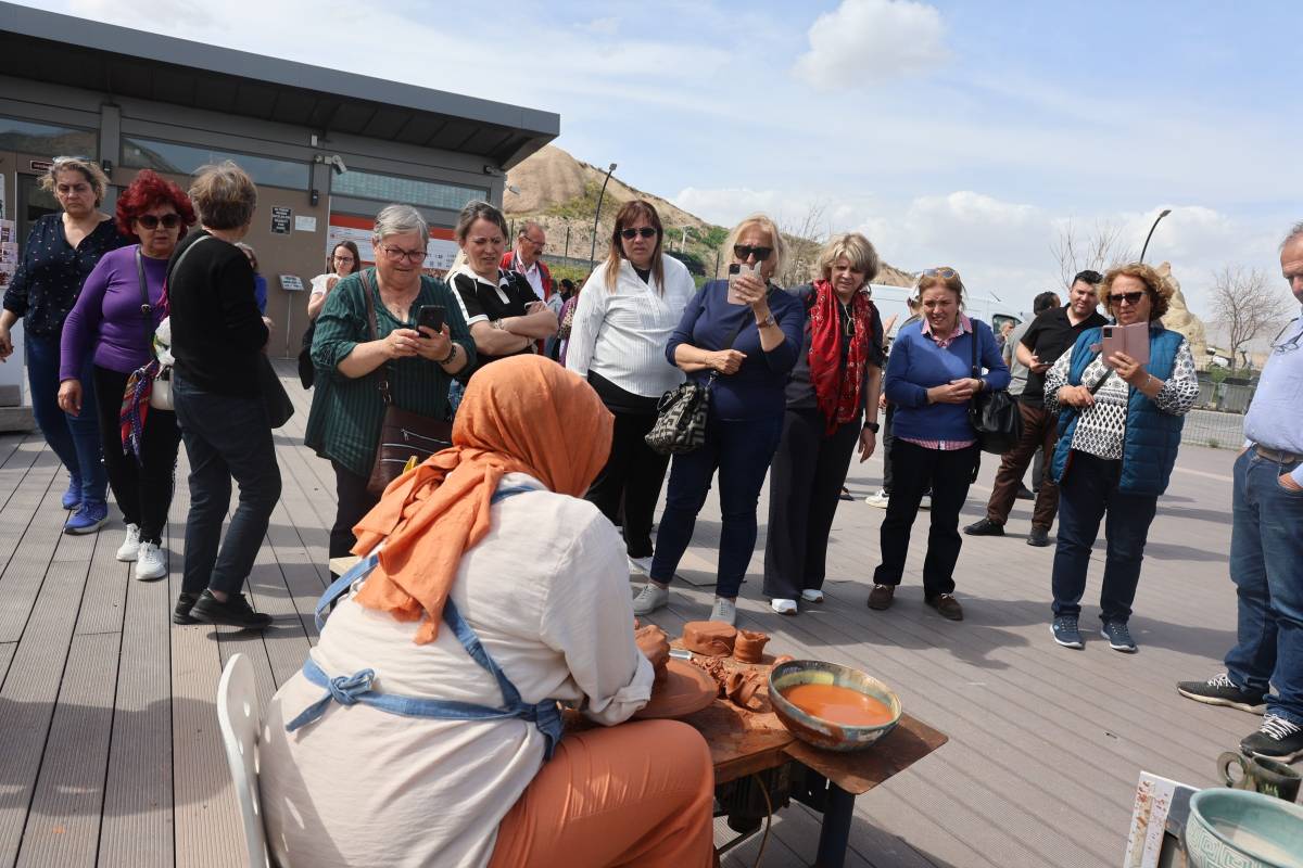 KAPADOKYA'DA TURİSTLER HALI DOKUYUP ÇANAK YAPTI