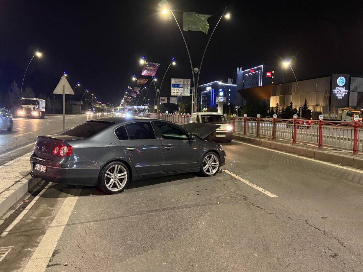 İKİ OTOMOBİL ÇARPIŞTI: 1 YARALI