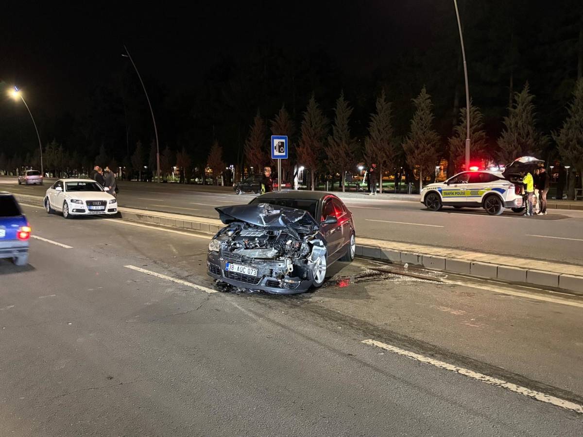 İKİ OTOMOBİL ÇARPIŞTI: 1 YARALI