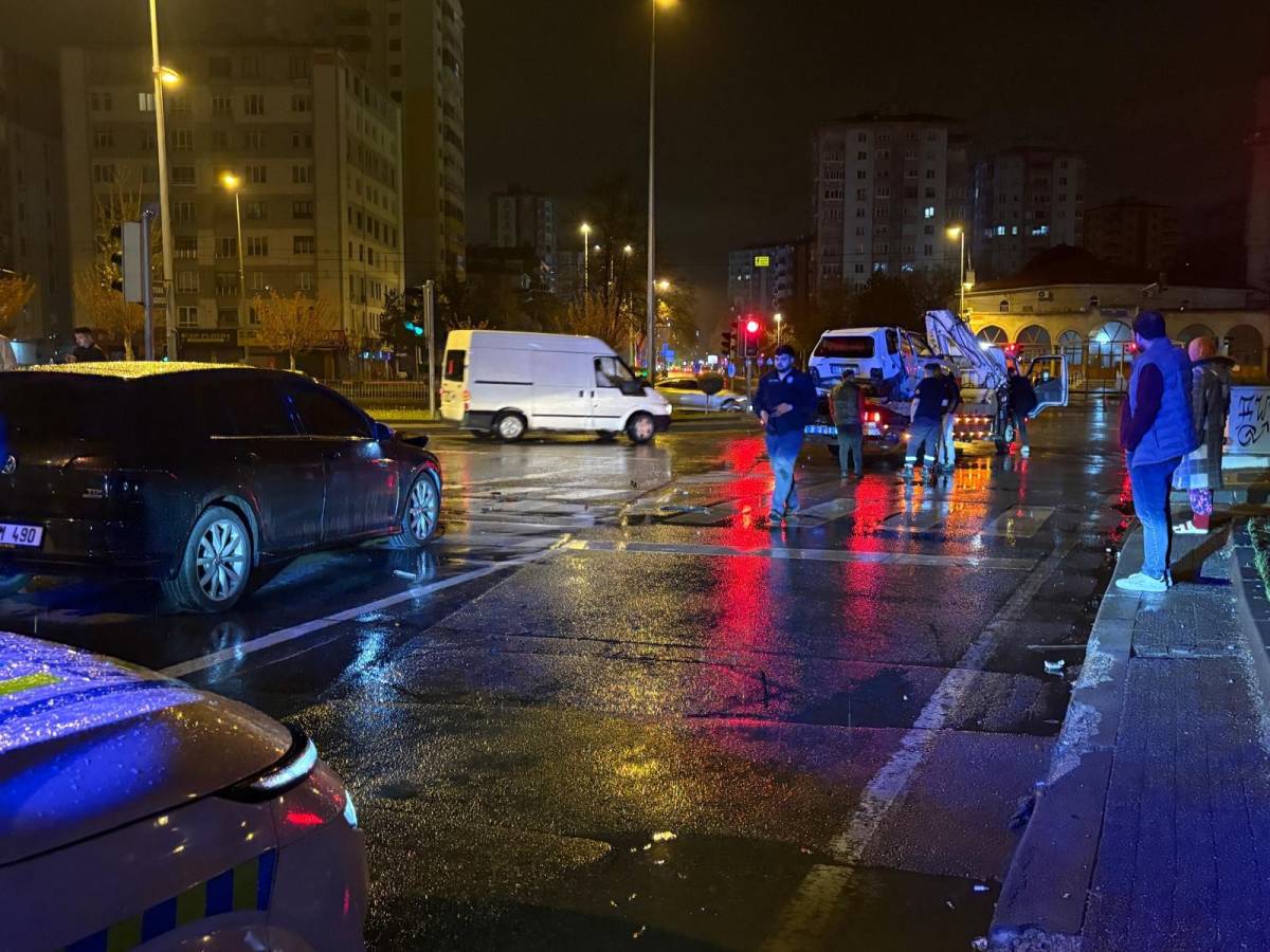 ALKOLLÜ SÜRÜCÜ KIRMIZI IŞIKTA BEKLEYEN OTOMOBİLE ÇARPTI: 1 YARALI