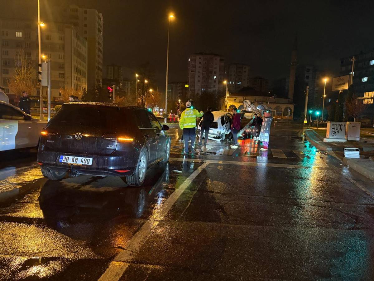 ALKOLLÜ SÜRÜCÜ KIRMIZI IŞIKTA BEKLEYEN OTOMOBİLE ÇARPTI: 1 YARALI