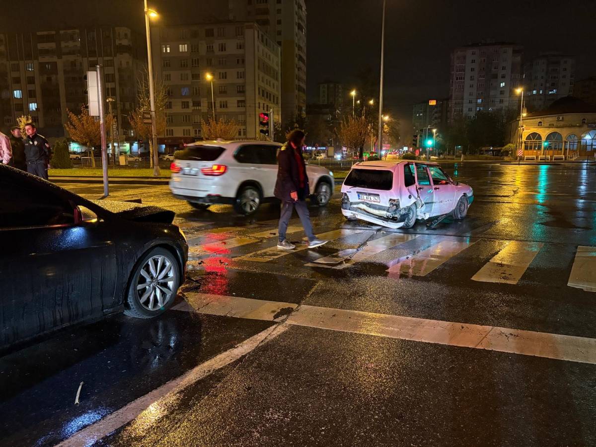 ALKOLLÜ SÜRÜCÜ KIRMIZI IŞIKTA BEKLEYEN OTOMOBİLE ÇARPTI: 1 YARALI