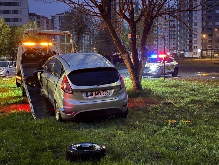 KAZA YAPAN SÜRÜCÜ OTOMOBİLİNİ BIRAKIP KAÇTI