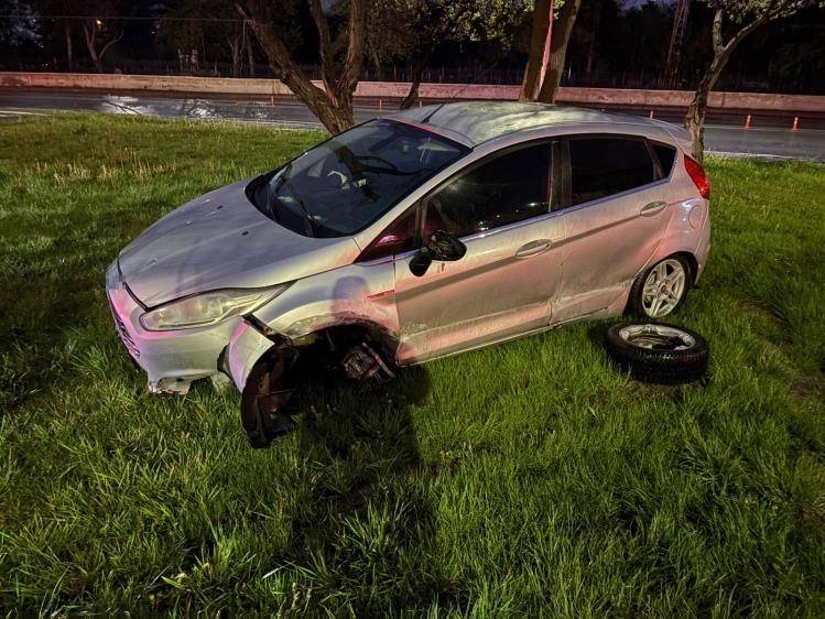 KAZA YAPAN SÜRÜCÜ OTOMOBİLİNİ BIRAKIP KAÇTI