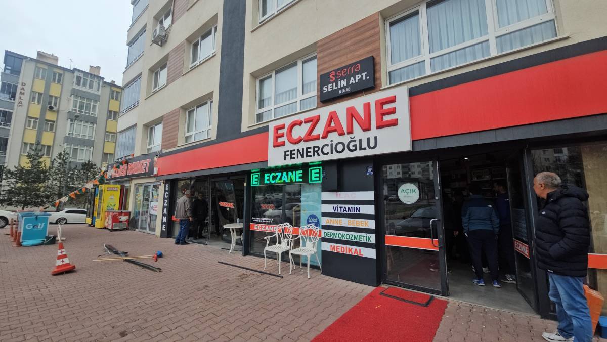 KONTROLDEN ÇIKAN OTOMOBİL ECZANEYE DALDI: 1 YARALI