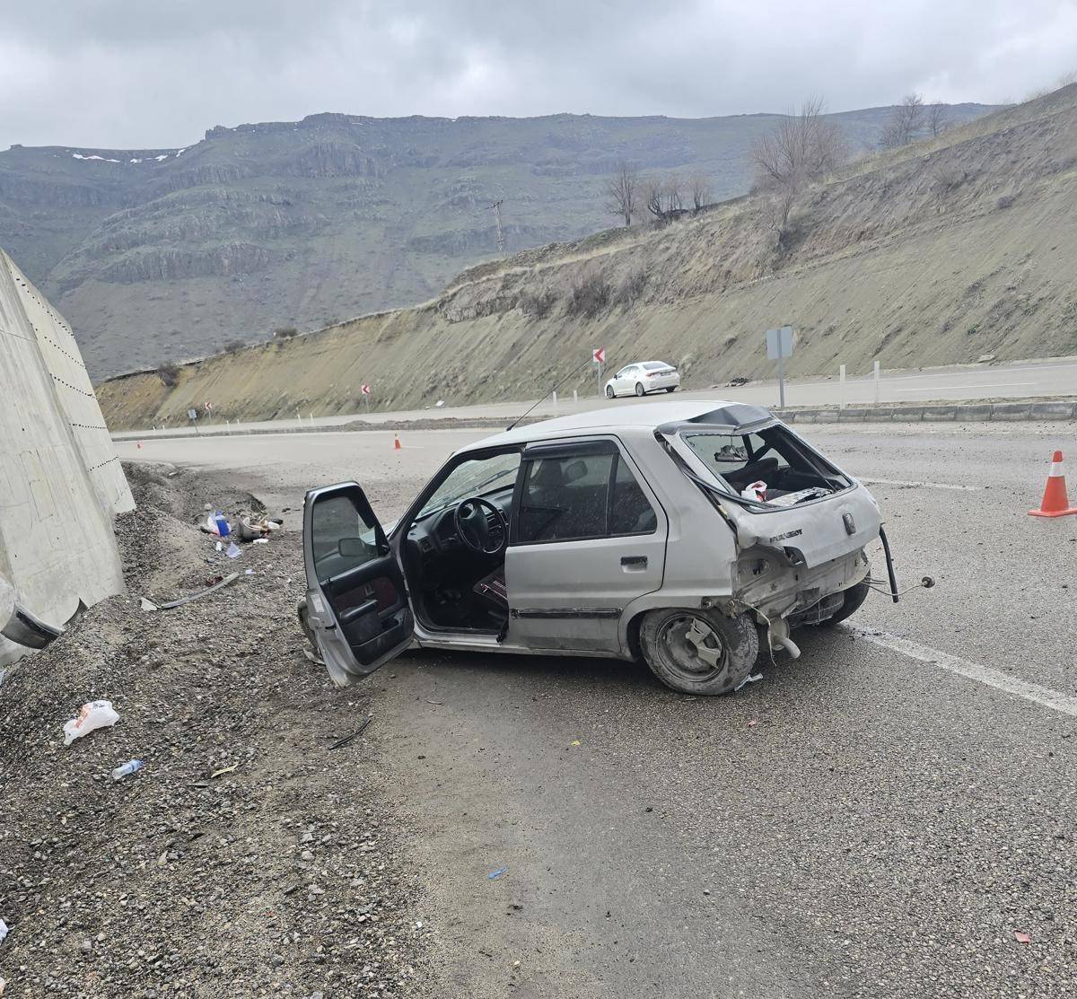 KONTROLDEN ÇIKAN OTOMOBİL İSTİNAT DUVARINA ÇARPTI: 1 YARALI