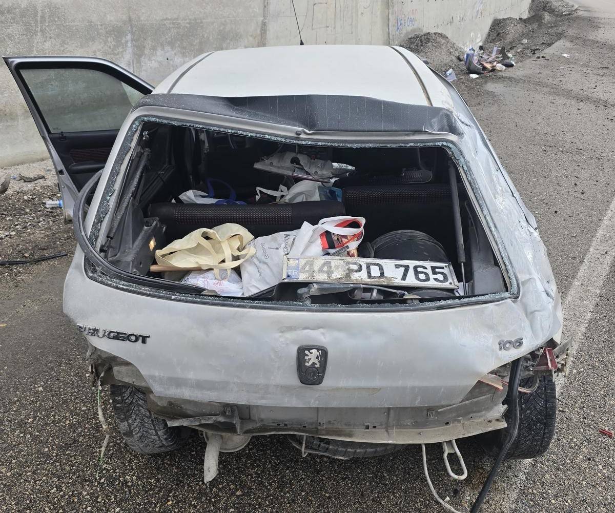 KONTROLDEN ÇIKAN OTOMOBİL İSTİNAT DUVARINA ÇARPTI: 1 YARALI