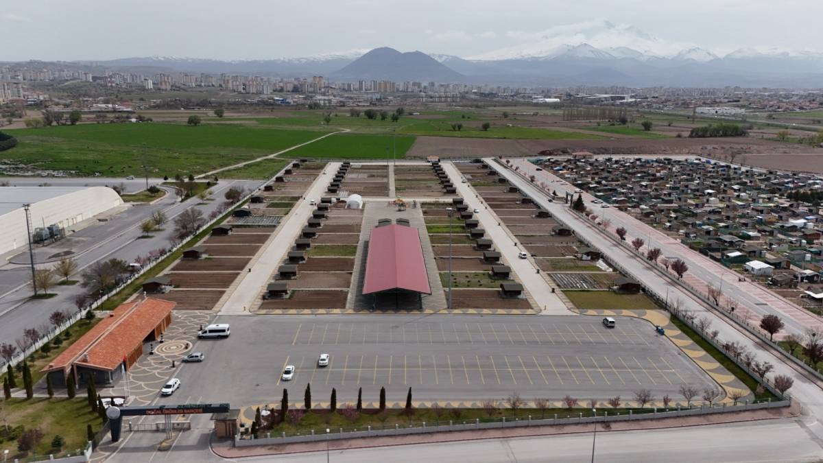 ÜNİVERSİTE ÖĞRENCİLERİNE UYGULAMALI ORGANİK TARIM EĞİTİMİ