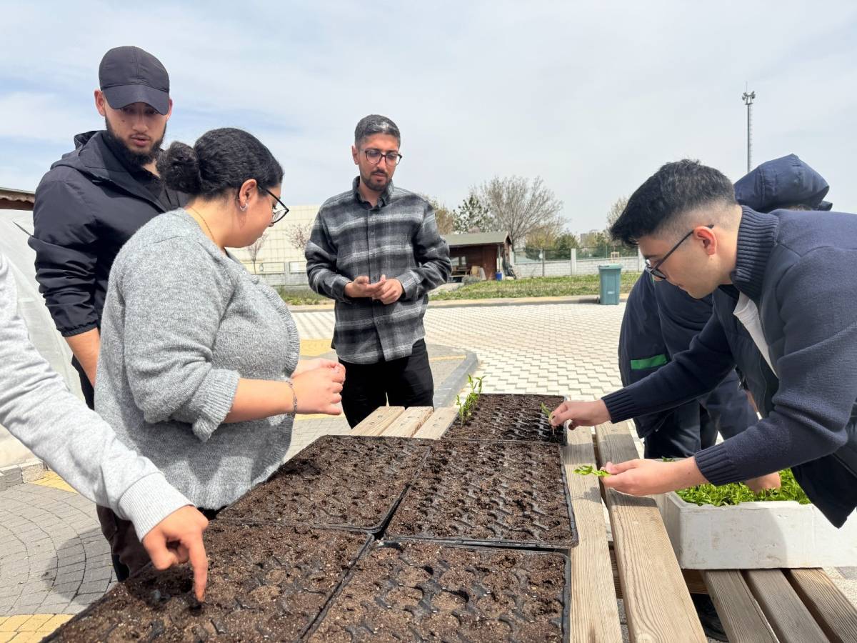 ÜNİVERSİTE ÖĞRENCİLERİNE UYGULAMALI ORGANİK TARIM EĞİTİMİ