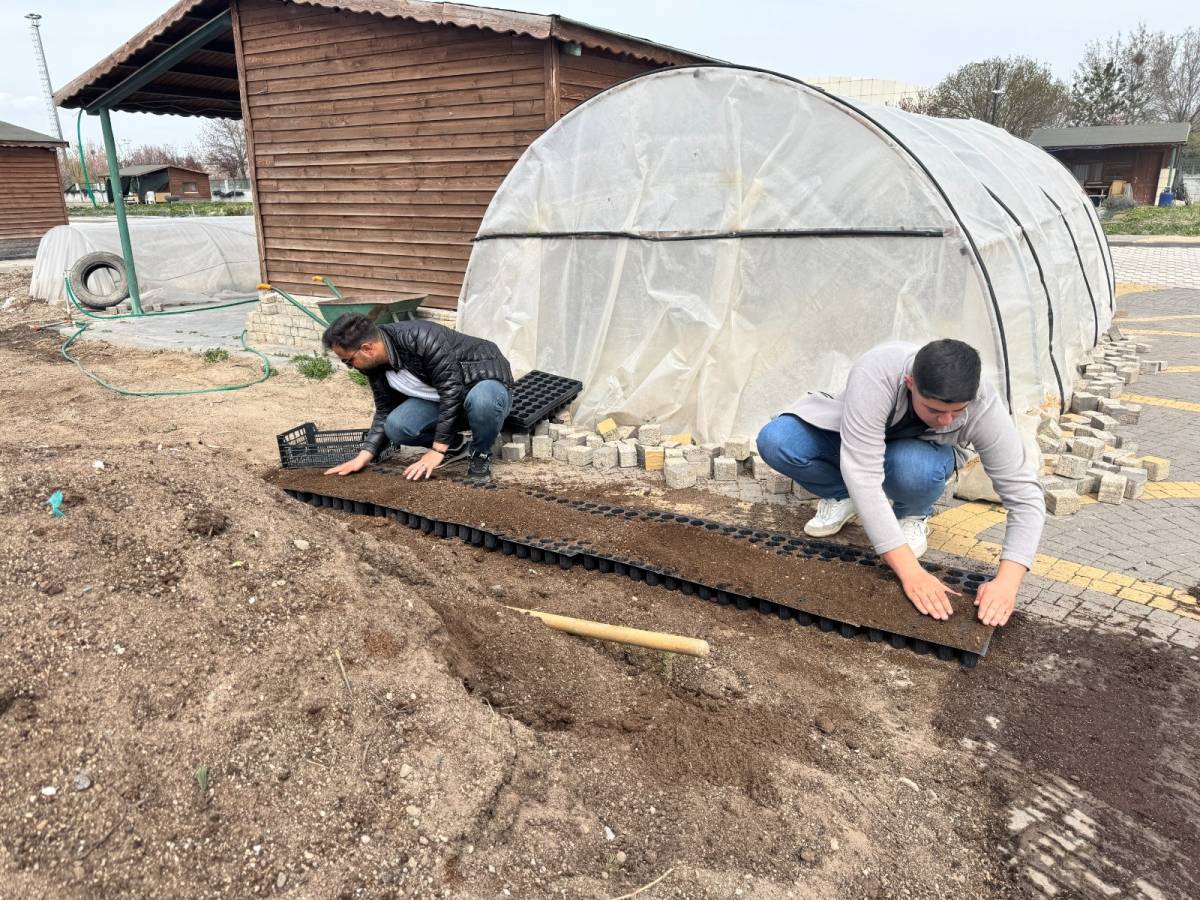 ÜNİVERSİTE ÖĞRENCİLERİNE UYGULAMALI ORGANİK TARIM EĞİTİMİ