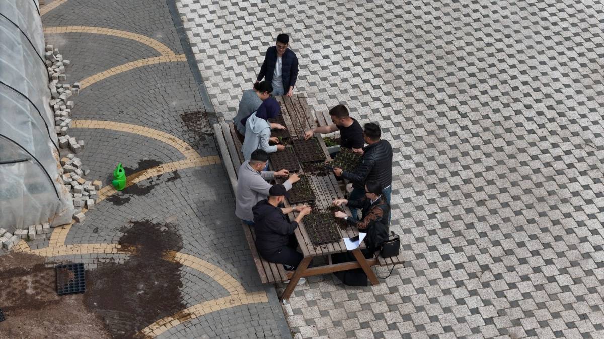 ÜNİVERSİTE ÖĞRENCİLERİNE UYGULAMALI ORGANİK TARIM EĞİTİMİ