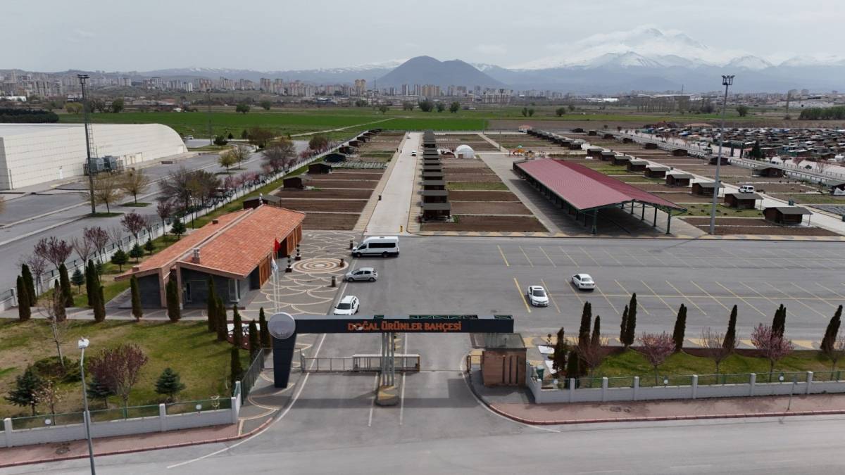 ÜNİVERSİTE ÖĞRENCİLERİNE UYGULAMALI ORGANİK TARIM EĞİTİMİ