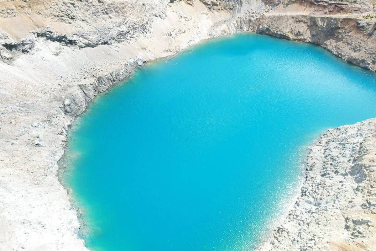 TOMARZA'NIN DOĞA HARİKASI MAVİ GÖL, GÖRENLERİ ETKİLİYOR