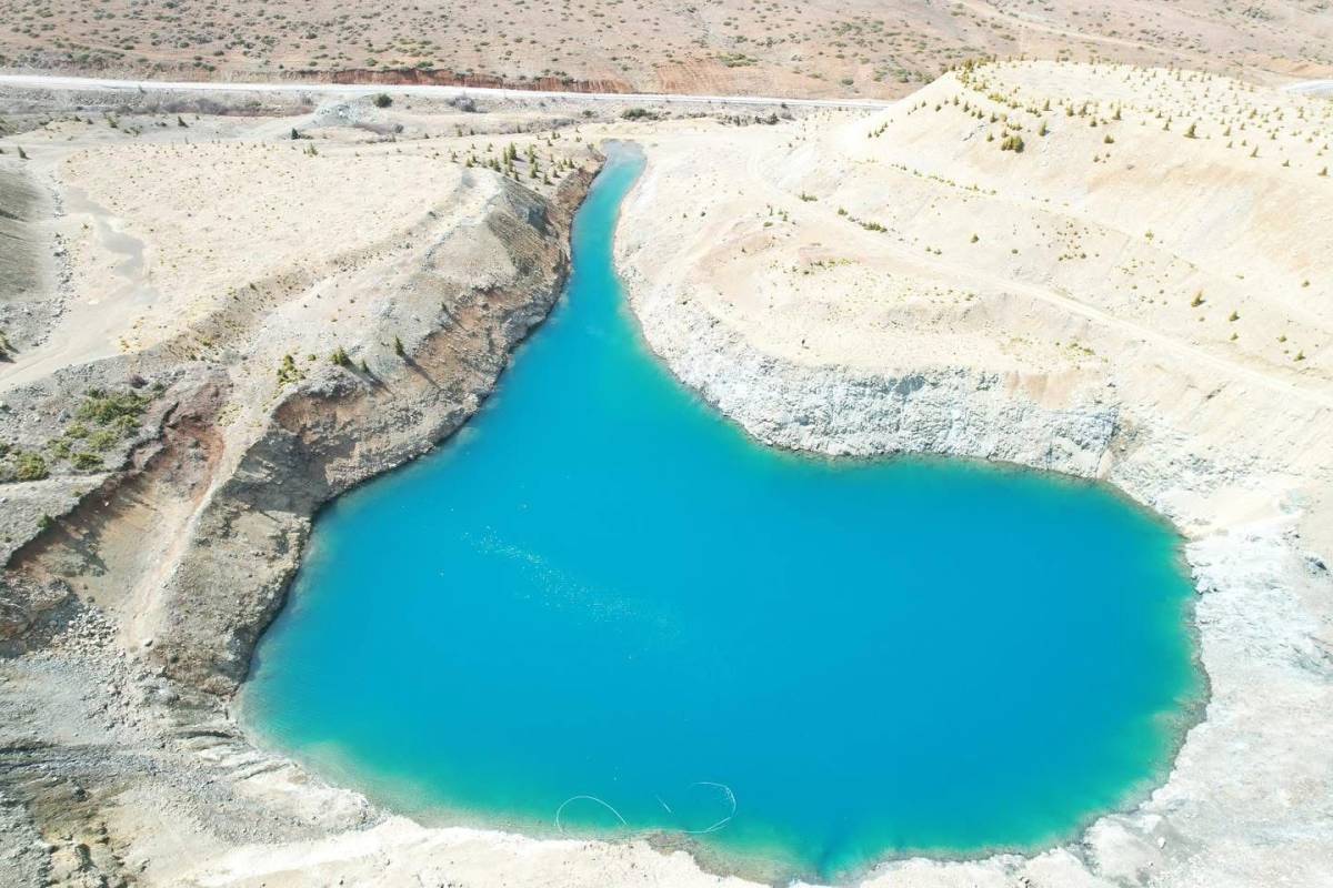 TOMARZA'NIN DOĞA HARİKASI MAVİ GÖL, GÖRENLERİ ETKİLİYOR