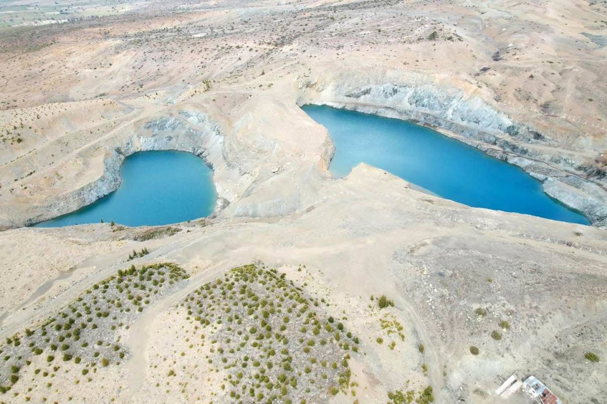 TOMARZA'NIN DOĞA HARİKASI MAVİ GÖL, GÖRENLERİ ETKİLİYOR