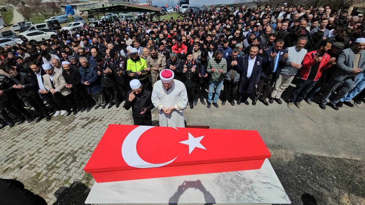 HAYATINI KAYBEDEN KURSİYER JANDARMA TOPRAĞA VERİLDİ