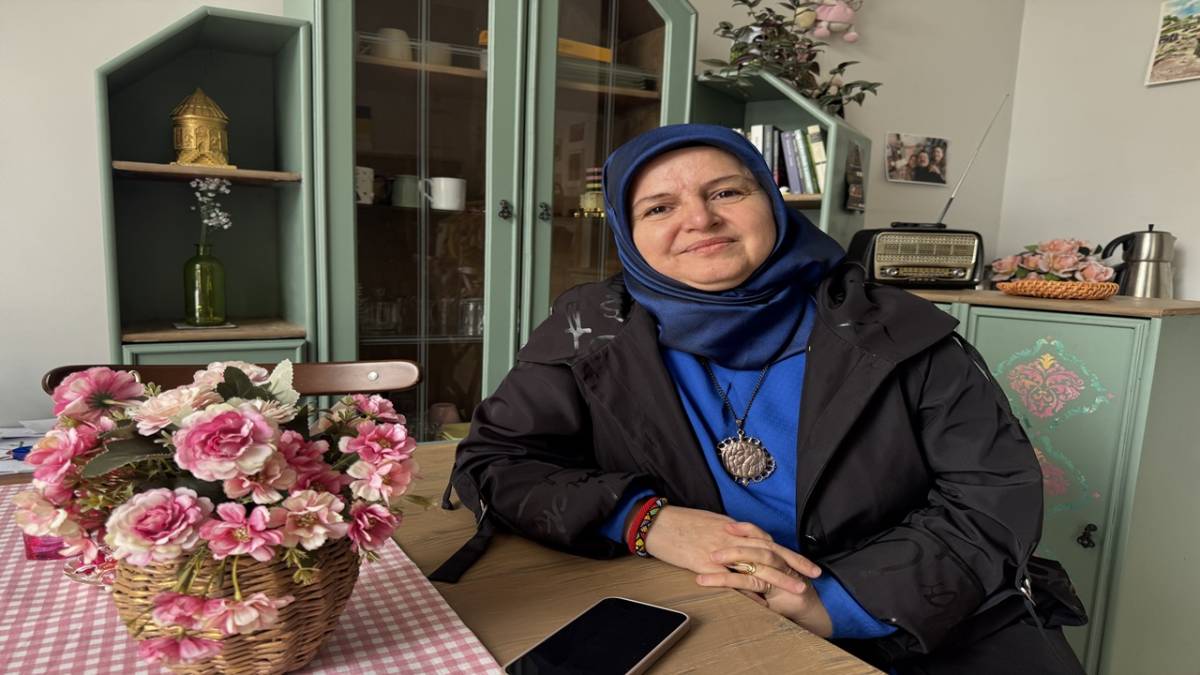 ŞEHİR MERKEZİNE İNEN TİLKİ KİMSEYE ALDIRIŞ ETMEDEN KARNINI DOYURDU