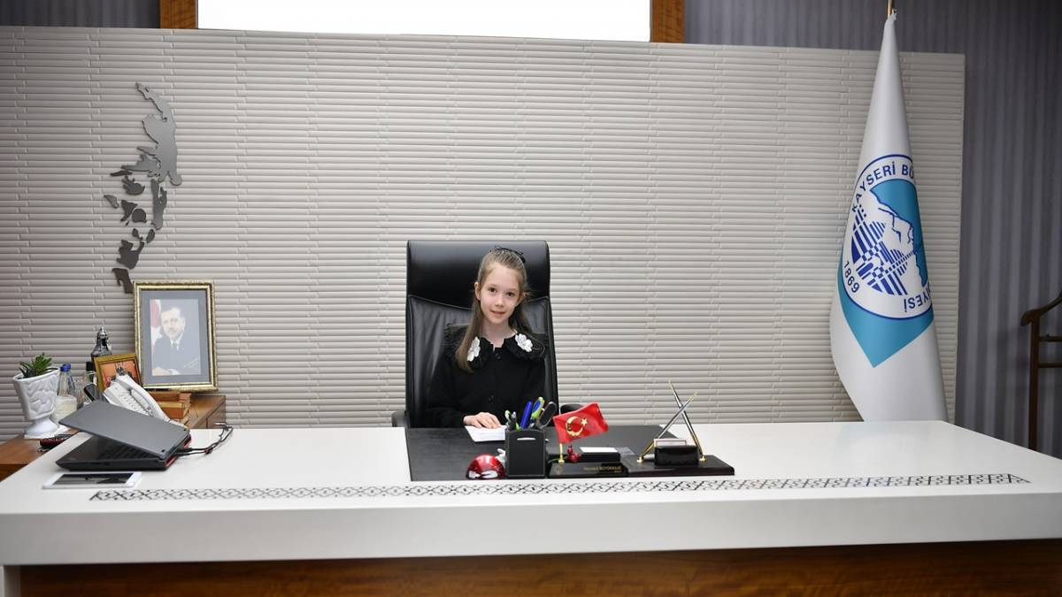 BAŞKANLIK KOLTUĞUNA MİNİK ZEYNEP OTURDU