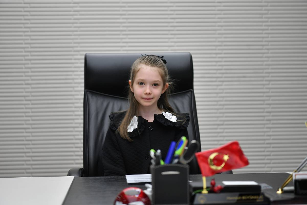 BAŞKANLIK KOLTUĞUNA MİNİK ZEYNEP OTURDU