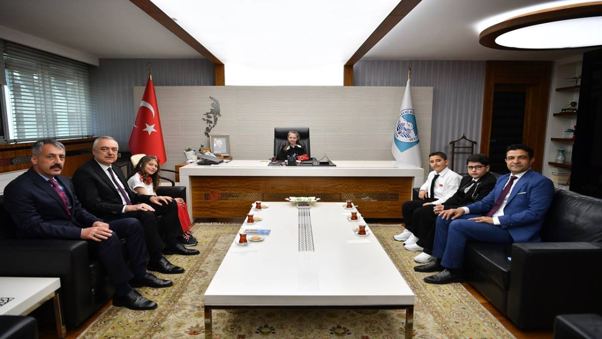 BAŞKANLIK KOLTUĞUNA MİNİK ZEYNEP OTURDU