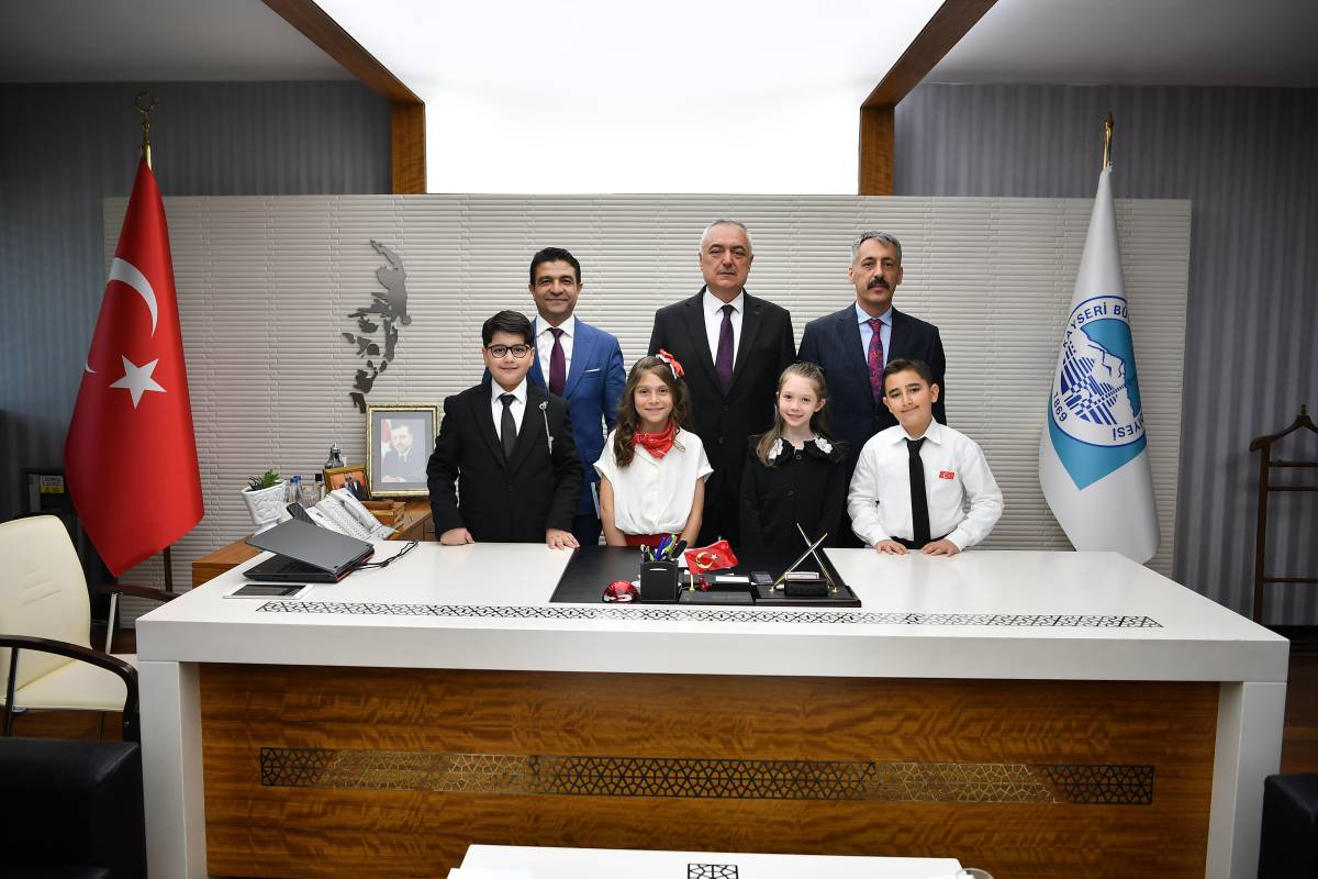 BAŞKANLIK KOLTUĞUNA MİNİK ZEYNEP OTURDU