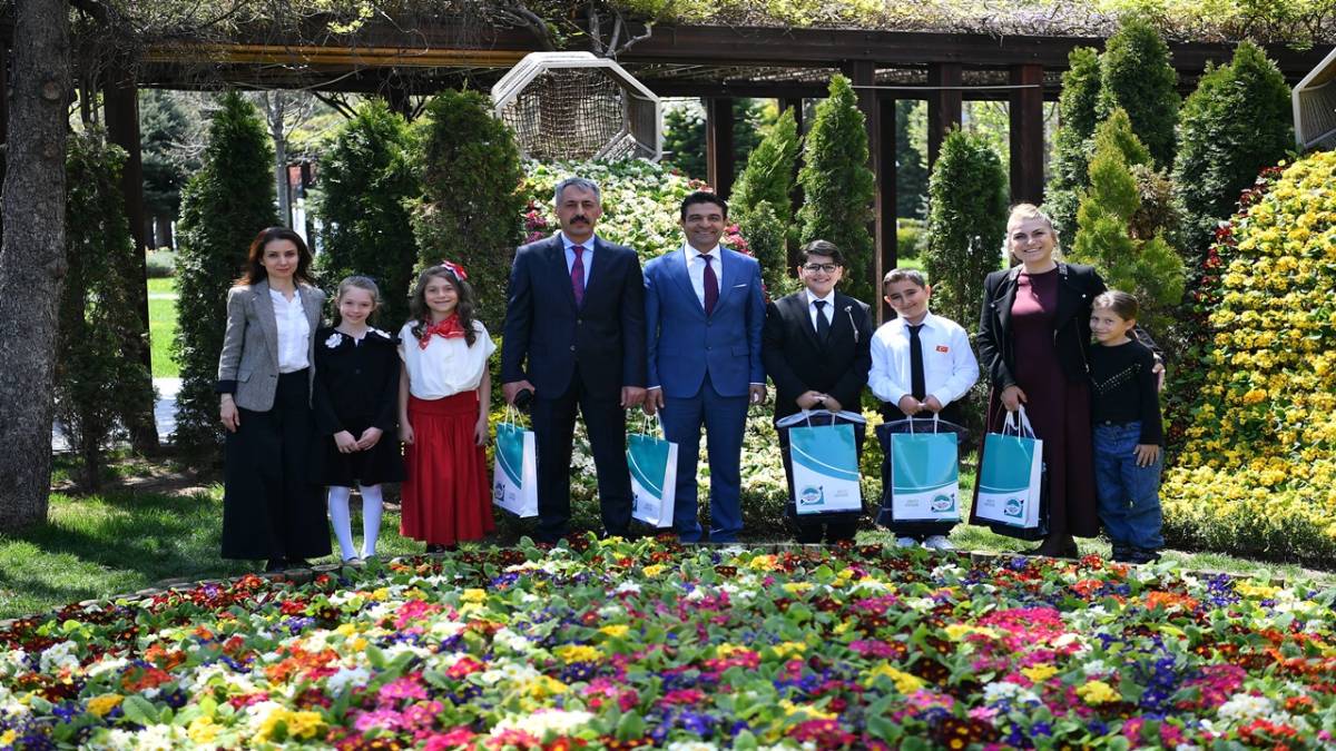 BAŞKANLIK KOLTUĞUNA MİNİK ZEYNEP OTURDU