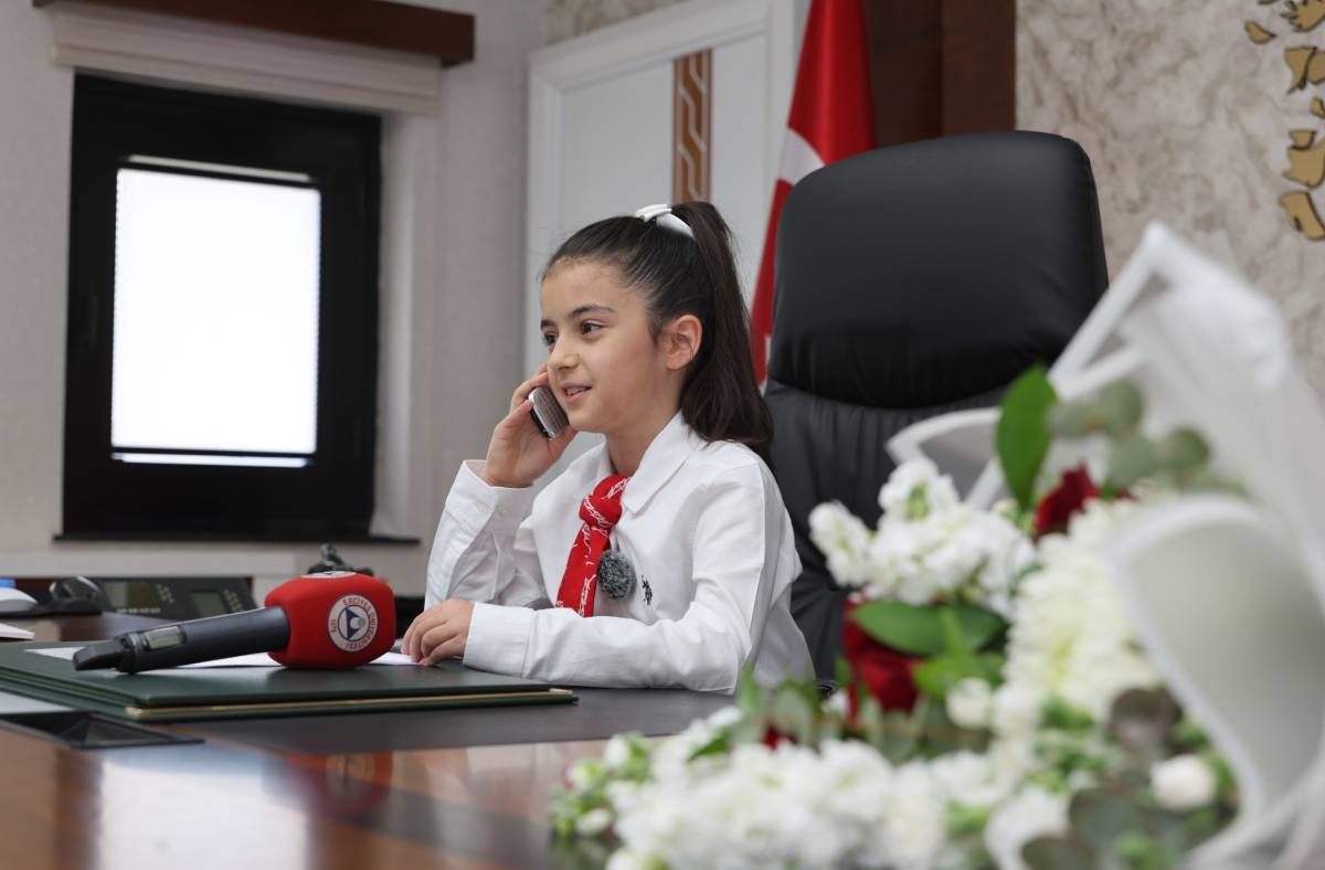 ALTUN, KOLTUĞUNU MİNİK EMİNE DEFNE’YE DEVRETTİ