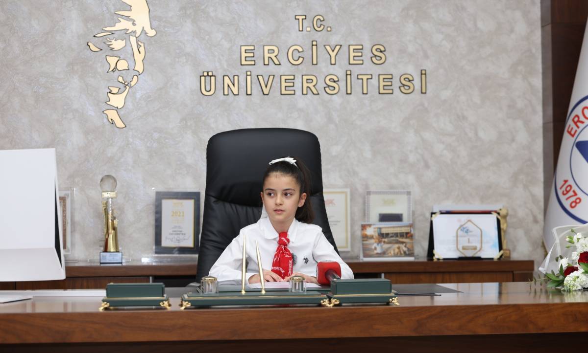 ALTUN, KOLTUĞUNU MİNİK EMİNE DEFNE’YE DEVRETTİ