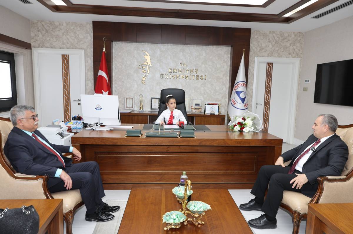 ALTUN, KOLTUĞUNU MİNİK EMİNE DEFNE’YE DEVRETTİ