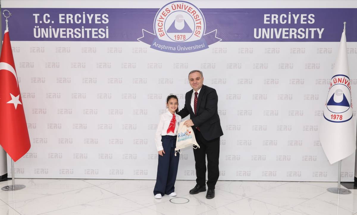 ALTUN, KOLTUĞUNU MİNİK EMİNE DEFNE’YE DEVRETTİ